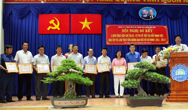 Đại diện tập thể và các cá nhân tiêu biểu xuất sắc trong thực hiện học tập và làm theo tấm gương đạo đức Hồ Chí Minh