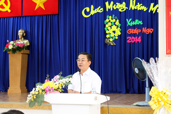 Đ/c Võ Ngọc Quốc Thuận – Phó Bí thư Quận ủy – Chủ tịch UBND quận chúc Tết người lao động trong đơn vị