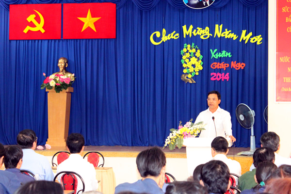 Đ/c  Đỗ Anh Khang – Giám đốc công ty báo cáo kế hoạch đảm bảo các hoạt động phục vụ cho nhân dân đón Tết và tình hình chăm lo cho người lao động tại đơn vị.