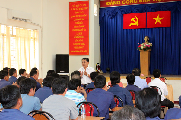 Tập thể cán bộ cùng hơn 100 anh em công nhân vệ sinh môi trường phấn khởi về họp mặt