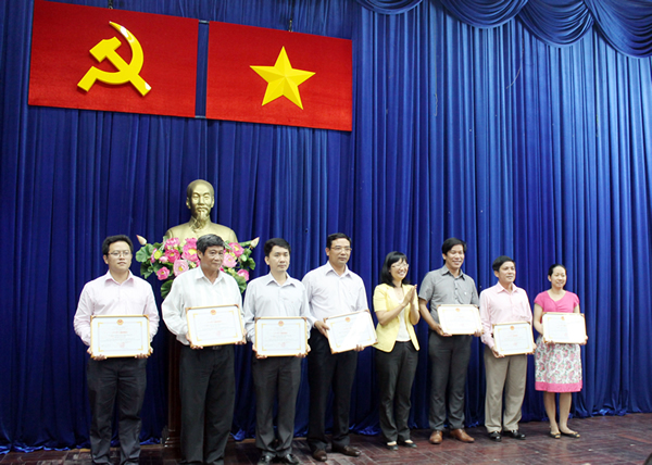 Đ/c Đỗ Anh Khang – Giám đốc công ty (thứ 4 từ trái sang) nhận giấy khen của UBND quận tặng cho các đơn vị có thành tích hoàn thành xuất sắc nhiệm vụ phục vụ Tết Giáp Ngọ 2014