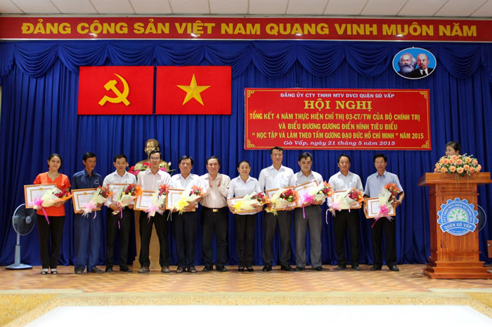 trao giấy khen chocác tập thể và cá nhân điển hình tiêu biểu